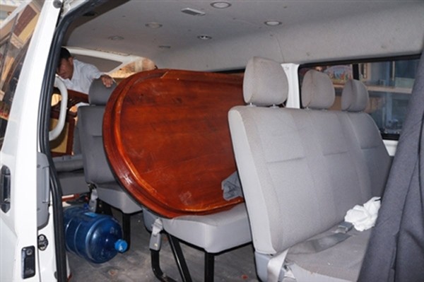 Xe cứu thương mang biển số Ninh Bình chở rất nhiều bàn ghế trên xe